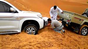 Dubai towing service helping a broken car on the roadside